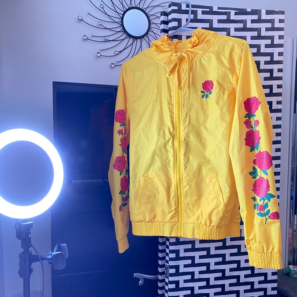 Yellow windbreaker 🌹🟡
